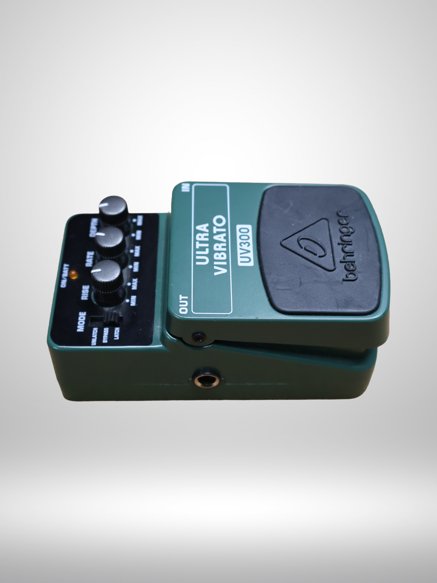 Behringer UV300 Ultra Vibrato Pedal, Used